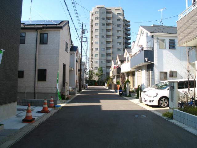 Local photos, including front road. All 23 buildings of the large subdivision
