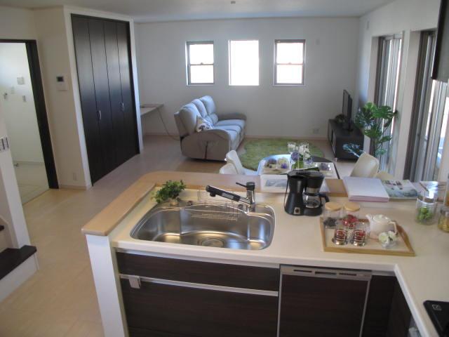 Kitchen. Easy cook, To minimize the space to move. L-shaped kitchen