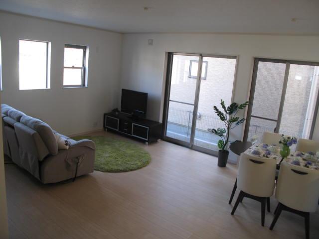 Living. Breadth is clear of quires 19.25 LDK