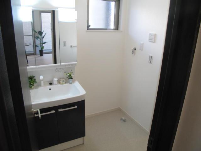 Wash basin, toilet. Unity there is wash room, which is also under-floor storage