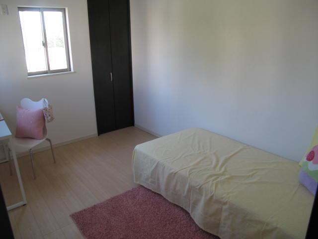 Non-living room. There is also a small storage, 6 Pledge Western-style with a walk-in closet