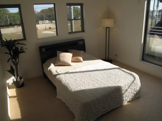 Non-living room. 8.25 Pledge of the bedroom there is a window to produce a stylish space