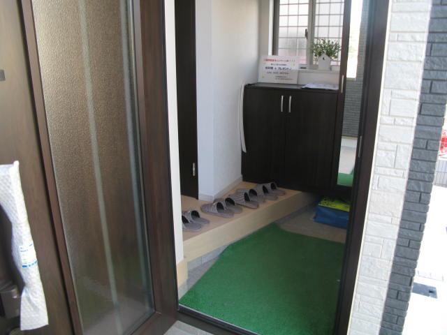 Entrance. Also comes with a full-length mirror in the entrance to the private is difficult to see