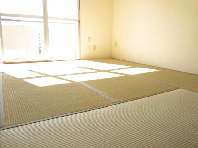 Living and room.  ☆ Bright Japanese-style room 8 quires facing the veranda ☆ 