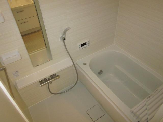 Bathroom. Bathroom with a bright and clean feeling has been to white keynote