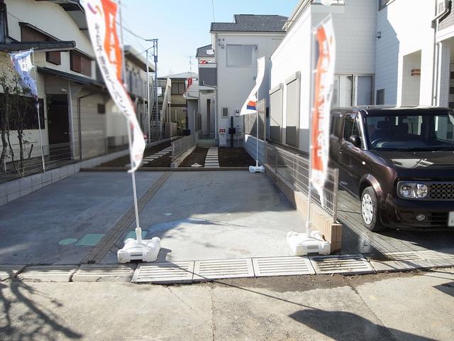 Parking lot. Parking 2 units can be