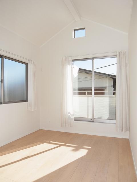 Non-living room. It is a bright space with a high ceiling