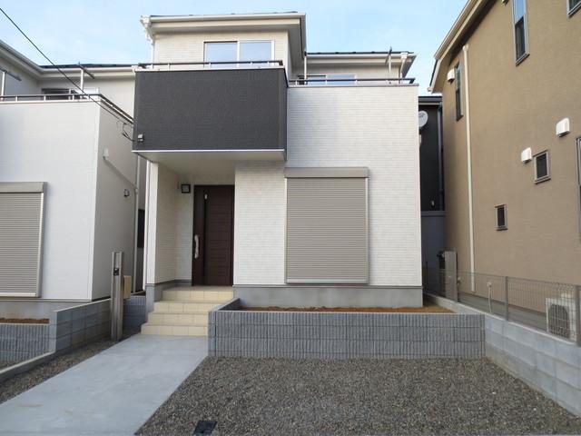 Local appearance photo. Than building south