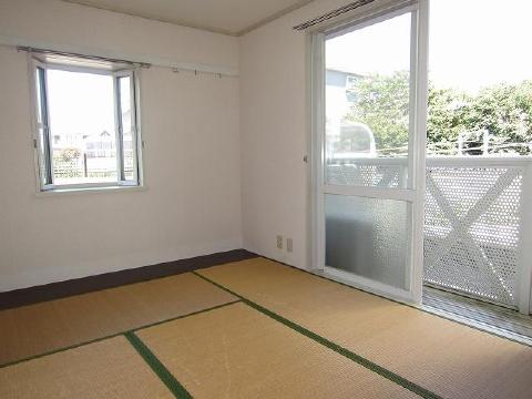 Living and room. I think you calm me tatami room.