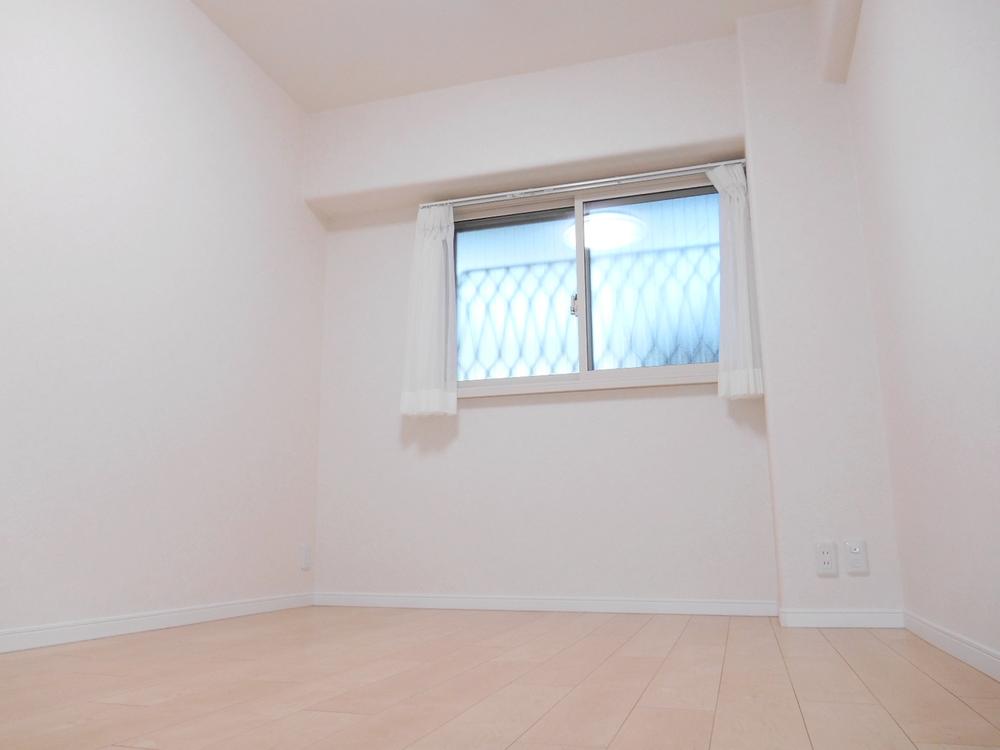 Non-living room. Western is