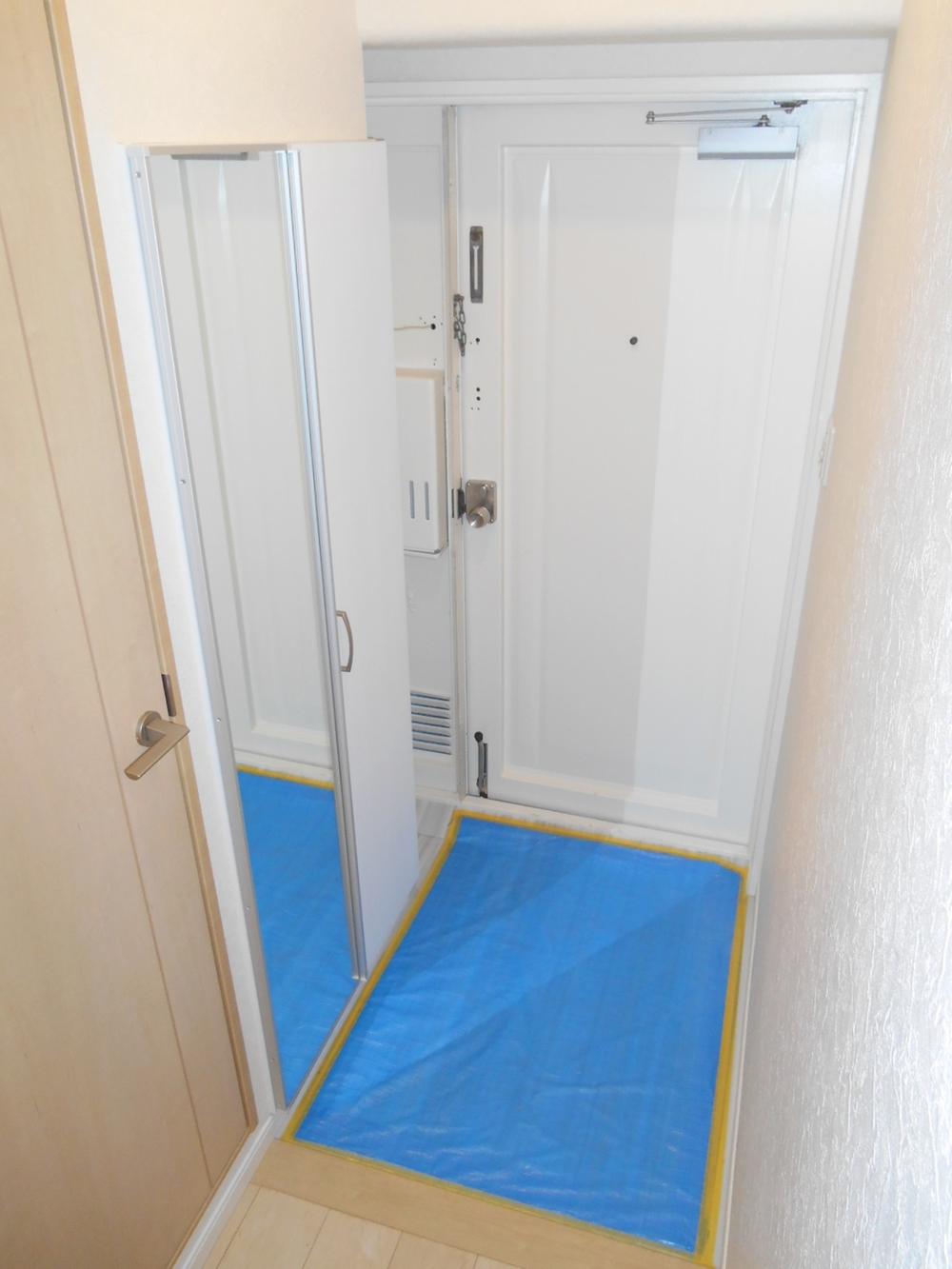 Entrance. It is the entrance with a large shoe box