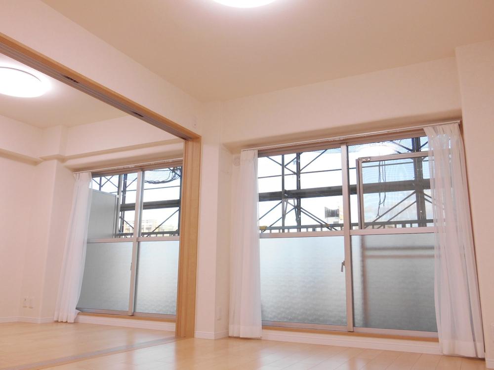Living. When you open the partition door of the living room, It can also be used as a Tsuzukiai