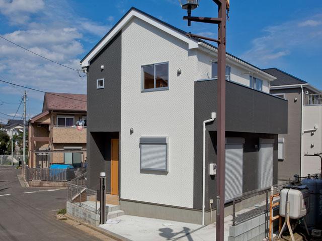 Local appearance photo. Than building south