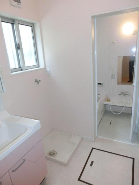 Wash basin, toilet. Spacious also wash space
