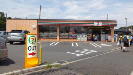 Convenience store. 320m to Seven-Eleven (convenience store)