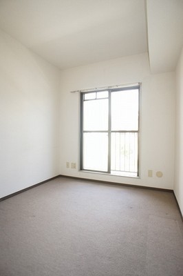 Living and room. The 5 Pledge of Western-style have a balcony.