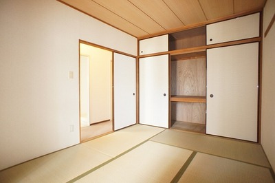 Living and room. Shimae also many luggage with a closet in the 6 quires of Japanese-style room.