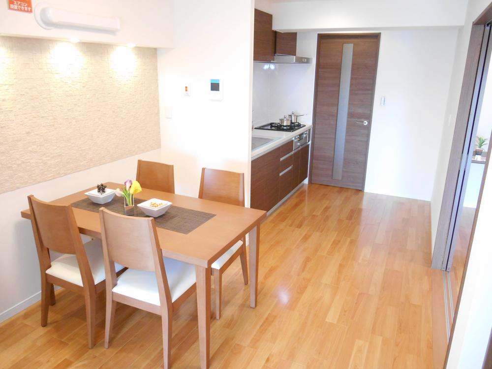 Living. About an 8-tatami dining kitchen