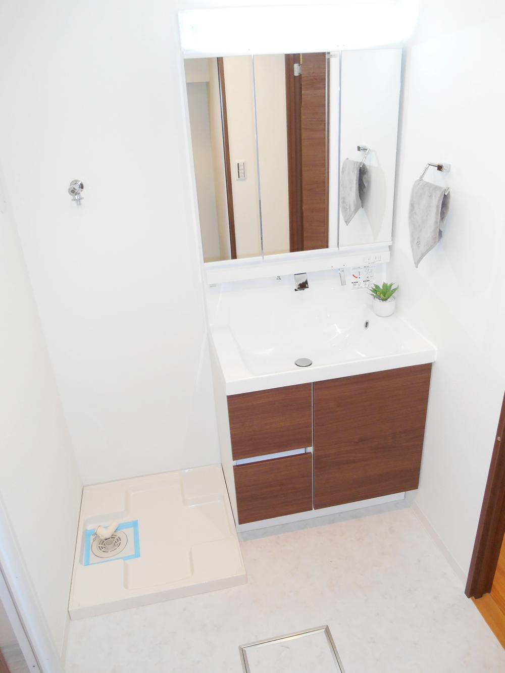 Wash basin, toilet. Spacious washroom