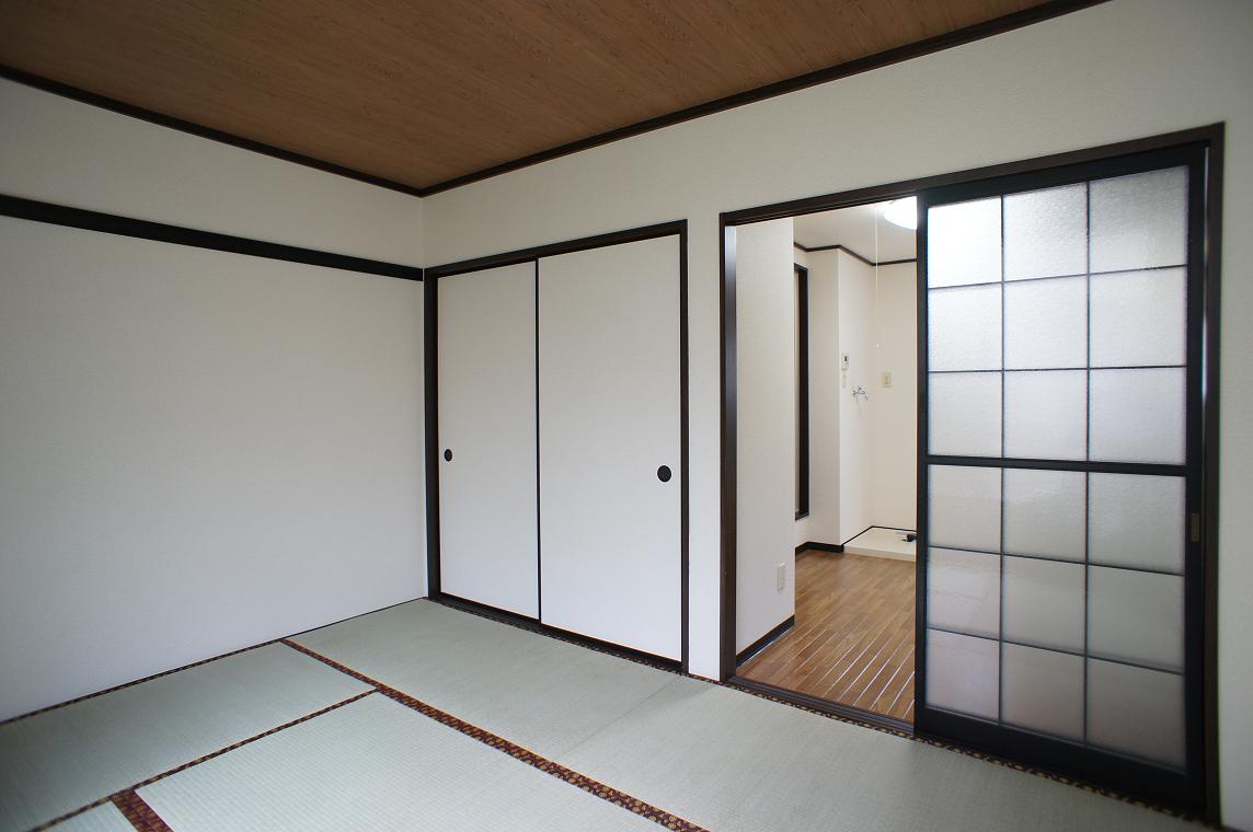 Living and room. The room is a Japanese-style calm like this