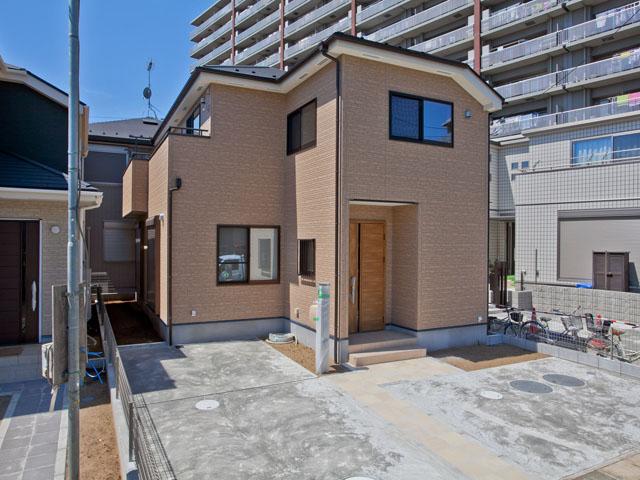 Local appearance photo. Than building east