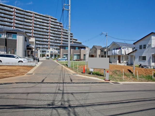 Local appearance photo. Frontal road