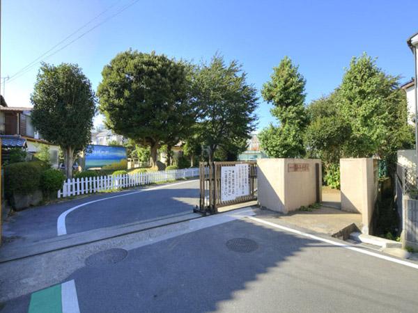 Primary school. 664m to Funabashi Municipal Kowagama Elementary School