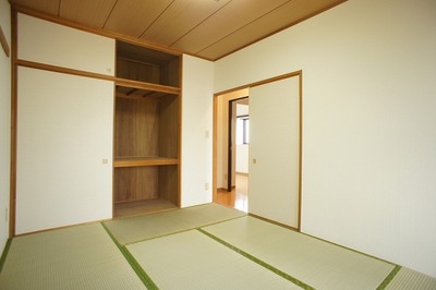 Living and room. Also there futon you Shimae closet in the 6-mat Japanese-style.