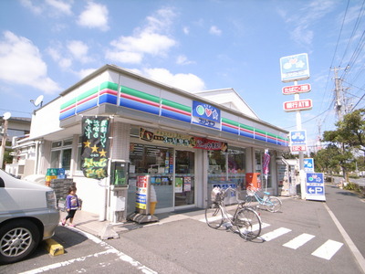 Convenience store. (Convenience store) to 780m