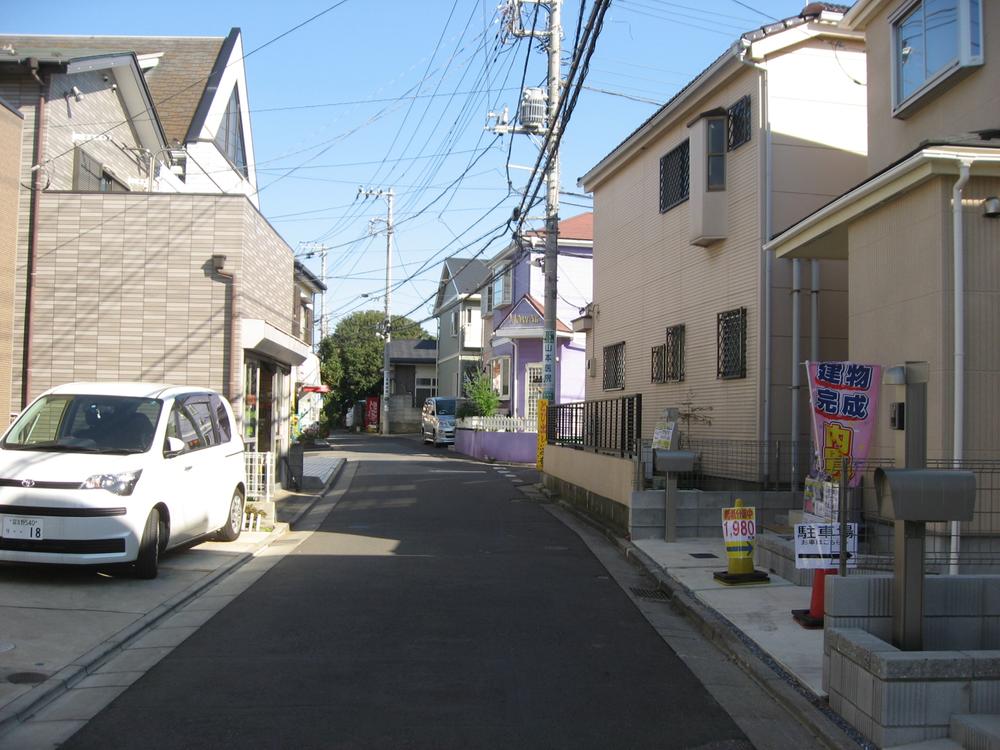 Local photos, including front road. Everyone is in a beautiful house also around the streets of the local.