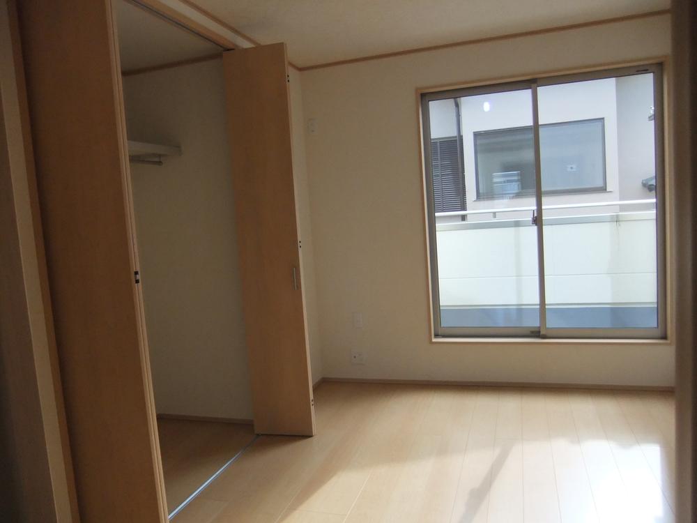 Non-living room. You can also store plenty 6 Pledge of Western-style closet.