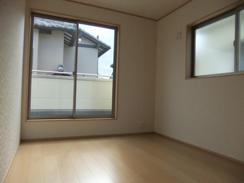 Non-living room. Independent balcony on the south side of the 2 rooms