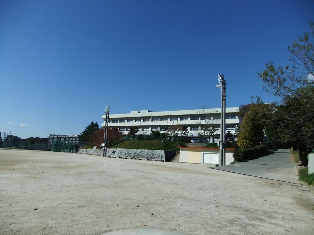 Junior high school. 367m to Funabashi Municipal Takane junior high school