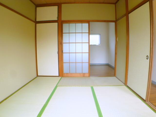 Living and room. You can purr with tatami