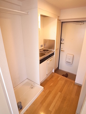 Kitchen. Cute kitchen with a mini-fridge ☆