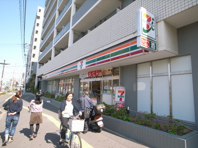 Convenience store. Seven-Eleven (convenience store) to 200m