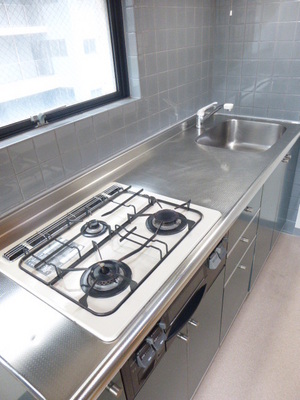 Kitchen. 3-burner stove in the kitchen