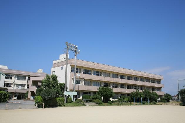 Junior high school. 620m to Ninomiya junior high school
