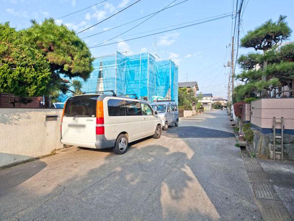 Local photos, including front road. Overall