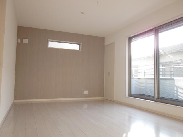 Living. Accent Cross is fashionable. Well bright living room per yang