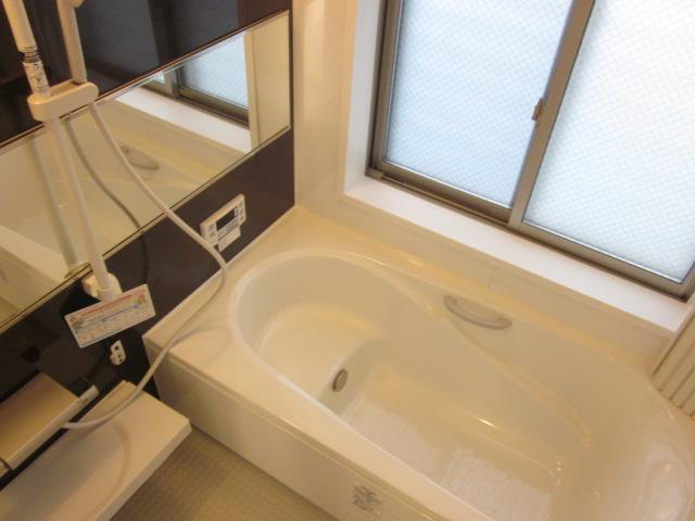 Bathroom. The window is not a tree visible from the outside has become a frosted glass. Also bright by that there is a window, It becomes better breathability