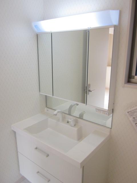 Wash basin, toilet. Wide wash basin, such as in hotel. It will also be fun every day of dressing.