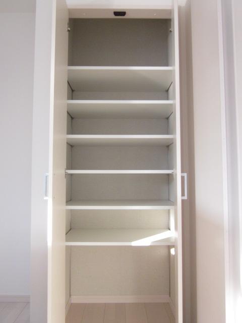 Kitchen. Pantry, which is free to put from ingredients to tableware