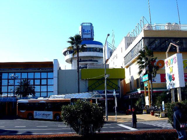 Shopping centre. You can comfortably shopping without worrying about the 328m road congestion to GAP Funabashi LaLaport shop