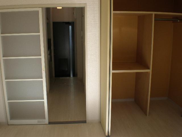 Living and room. Partition sash taking. Akari!