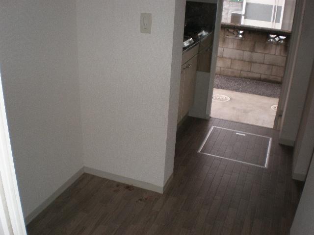 Entrance. Refrigerator space in the kitchen next to!