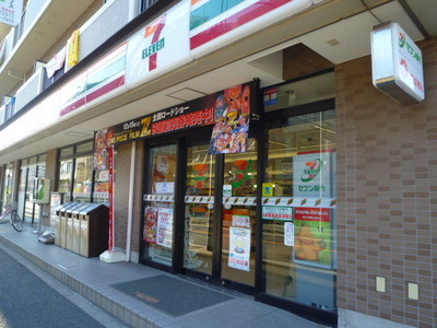 Convenience store. 450m to Seven-Eleven (convenience store)