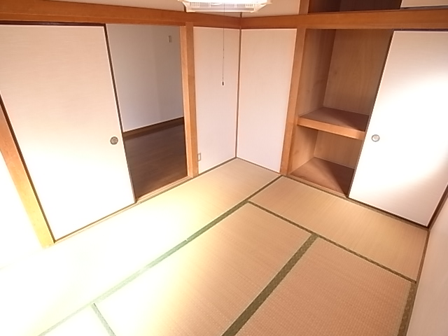 Other room space. Humidity is good Japanese-style room is comfortable.