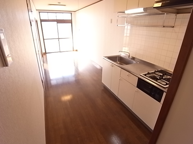 Kitchen. Spacious kitchen space is I will Hakadori our cuisine.