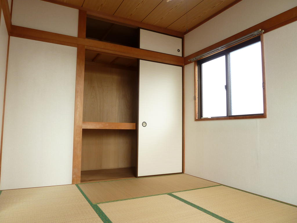 Other room space. Japanese-style room with a calm atmosphere